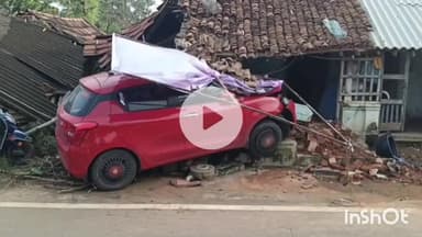 ஆண்டிமடம்: மருதூர் கிராமம் அருகே ஓட்டு வீட்டிற்குள் புகுந்த கார்- அதிர்ஷ்டவசமாக அனைவரும் உயிர் தப்பினர்