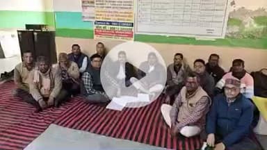 जसराना: टूंडला तहसील परिसर में अमीनो ने राजस्व लेखाकार के तबादले की मांग को लेकर धरना शुरू किया