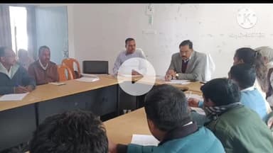 घाघरा: घाघरा ब्लॉक परिसर के सभागार में डीडीसी ने योजनाओं की प्रगति पर समीक्षा बैठक की