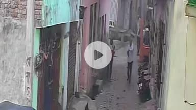 मथुरा: सतोहा गांव में चली गोलियां, ईट-पत्थर बरसाते हुए हमलावरों का वीडियो हुआ वायरल