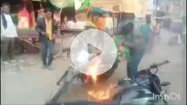 जसराना: पाढ़म में खरीददारी करने आए युवक की मोटरसाइकिल में लगी आग, मचा हड़कंप