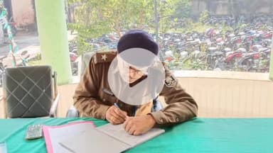 परिहार: सुरसंड: परिहार थाना इंस्पेक्टर ने किया औचक निरीक्षण, क्राइम कंट्रोल को लेकर दिए निर्देश