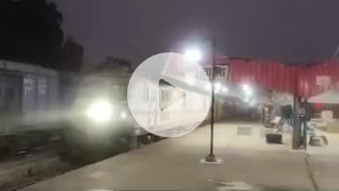 झाझा: रेलवे हाजीपुर जोन के महाप्रबंधक ने मंडल प्रबंधक के साथ विशेष सैलून से झाझा से पटना के लिए किया विंडो निरीक्षण