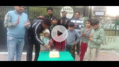 इटावा: इटावा सफारी पार्क में शेरनी नीरज और गार्गी का जन्मदिन केक काटकर धूमधाम से मनाया गया