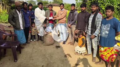 धुरकी: मुखिया प्रत्याशी ने मृतक सोमारु भुइयां के परिवार से मिलकर आर्थिक मदद की