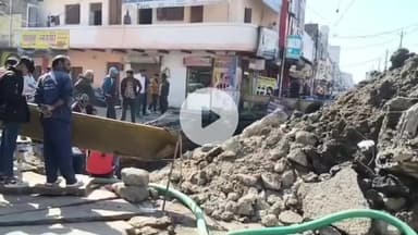 बीना: सर्वोदय चौराहे पर पुलिया निर्माण जारी, नाली के पानी से कर्मचारियों की बढ़ी मुश्किलें