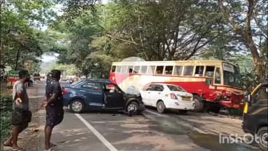 മൂവാറ്റുപുഴ: MC റോഡിൽ മൂവാറ്റുപുഴ ആറൂർ ശാന്തിയും കവലയ്ക്ക് സമീപം കാർ കെഎസ്ആർടിസി ബസ്സിൽ ഇടിച്ച് അപകടം