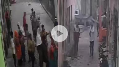 मथुरा: गांव सतोहा में दो पक्षों के बीच हुई मारपीट और गोलीकांड में पुलिस ने 10 लोगों को हिरासत में लिया, आधा दर्जन घायल