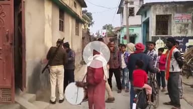 गोपालगंज: सिधवालिया  थाना क्षेत्र के चाँद परना गांव मे हत्या कांड के अभियुक्तों के घर पुलिस ने चिपकाया इस्तहार