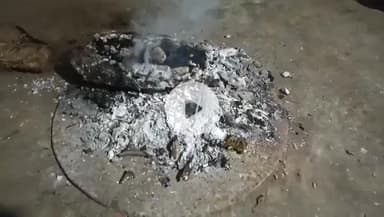 चंदिया: चंदिया तहसील में कड़ाके की ठंड से बचने के लिए घरों में अलाव का सहारा ले रहे ग्रामीण