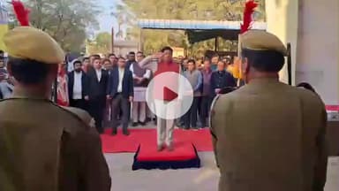 चूरू: जिला परिषद के सामने प्रभारी मंत्री और विधायक ने 'बढ़ता राजस्थान— हमारा राजस्थान' थीम पर विकास रथों को दिखाई हरी झंडी