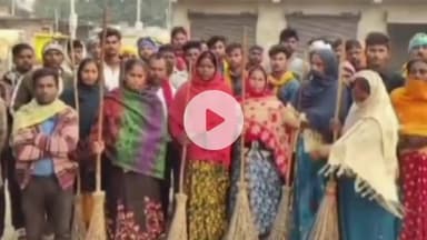 चेनारी: नगर पंचायत चेनारी में सफाई कर्मियों ने वेतन न मिलने पर किया हड़ताल