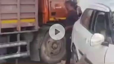 डूंगरपुर: डूंगरपुर मेगा हाईवे पर नींद की झपकी बनी हादसे की वजह, बरात से लौट रही कार नीम के पेड़ से टकराई, 5 घायल