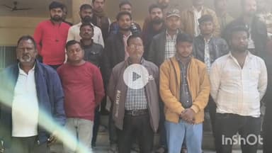 बांदा: पं जेएन डिग्री कालेज के पास फुटपाथ पर दुकानदार कलेक्ट्रेट पहुंचे, दुकानों को न हटवाने की मांग की