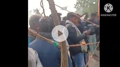 मैरवा: कबीरपुर के लंगड़ा मोड़ के पास नाग निकलने से ग्रामीणों की भीड़ उमड़ी