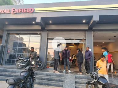 लैलूंगा: लैलूंगा में रॉयल एनफील्ड सर्विस सेंटर पर भड़के ग्राहक, बदसलूकी और खराब सर्विस के आरोप लगाए