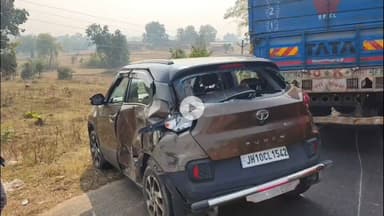 पीरटांड: पीरटांड थाना क्षेत्र के पांडेडीह के पास बाइक-कार की टक्कर, पीछे से आए ट्रक ने भी मारी टक्कर