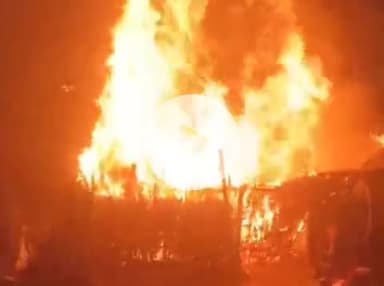 फर्रुखाबाद: ग्राम हुसैनगंज में झोपड़ी में शार्ट सर्किट से लगी भीषण आग, वीडियो वायरल, मजदूर की गृहस्थी जलकर हुई खाक