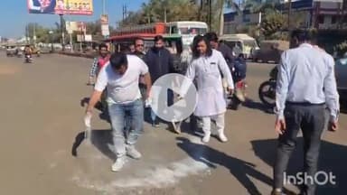 गुना नगर: एबी रोड पर सड़क के गड्ढों को लेकर अनोखा विरोध, सवर्ण आर्मी ने गड्ढों में चुना डालकर नगर प्रशासन को दी चेतावनी