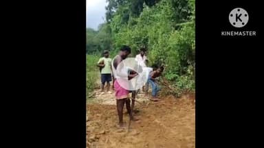 बरकट्ठा: चेचकपी पंचायत के सिजुवा में सड़क नहीं होने पर ग्रामीणों और बच्चों ने श्रमदान कर बनाई सड़क
