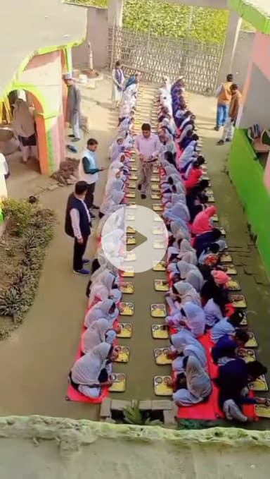 परिहार: मध्य विद्यालय झपहा उर्दू में बच्चों को परोसी गई दाल-खिचड़ी और चोखा