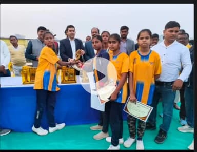 नानपुर: जिले के स्थापना दिवस पर नानपुर के निजी स्कूल की छात्राओं का शानदार प्रदर्शन