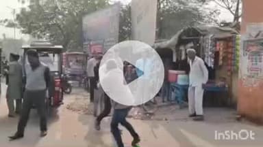 बांदा: शहर के सिविल लाइन इलाके में दो लोगों के बीच जमकर लात-घूसों से हुई मारपीट, वीडियो हुआ वायरल