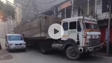 पटना ग्रामीण: पटना साहिब गुरुद्वारा के पास बिजली के खंभे से टकराया ट्रक, कोई हताहत नहीं