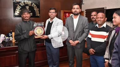 लोहरदगा: उपायुक्त डॉ. कुमार ताराचंद ने लोहरदगा के 3 SGFI फुटबॉल विजेता खिलाड़ियों को किया सम्मानित