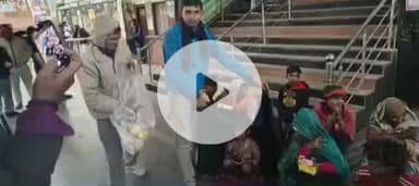 झाझा: मानवता की मिसाल: झाझा स्टेशन परिसर में रेल पुलिस ने असहायों में बांटे कंबल और मिठाई