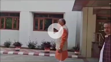 इटावा: सिंचाई विभाग के गेस्ट हाउस पहुंचे प्रभारी मंत्री धर्मवीर प्रजापति का स्वागत किया गया, वहीं अधिकारियों के साथ बैठक की गई