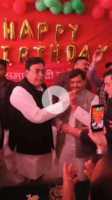 शिवपाल सिंह यादव ने इ. सुघर सिंह दोहरे को दिलाई सपा की सदस्यता,कार में लगाया सपा  का झंडा।
#etawah