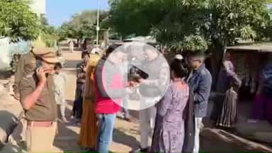 झांसी: झांसी पुलिस ने अवैध प्रवासियों के खिलाफ सघन अभियान चलाया, झुग्गी-झोपड़ियों में रह रहे लोगों की विशेष चेकिंग की गई