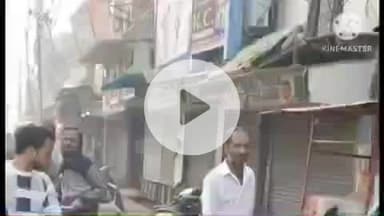 फिरोज़ाबाद: बीच सेन्ट्रल चौराहे पर सरेआम एक छात्रा को छेड़ रहे मजनू की भीड़ ने जमकर पिटाई की, वीडियो हुआ वायरल