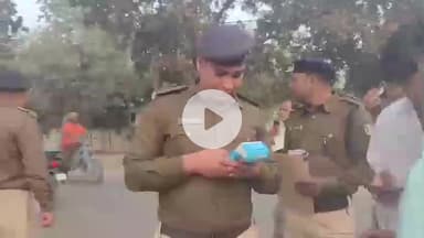जमुई: DM आवास के सामने सड़क पर उतरे एसपी ने लापरवाह बाइक चालकों पर की कार्रवाई, दिया सड़क सुरक्षा का संदेश
