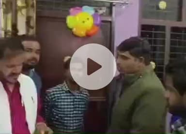 करछना: मामा भांजा चक गरीब दास में एक युवक ने घर के अंदर फंदे पर लटक कर दी जान, पुलिस जांच में जुटी