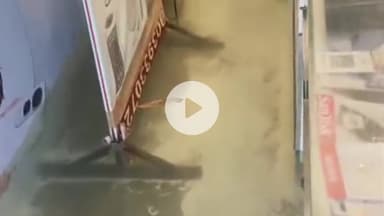 सागर नगर: भगवानगंज में पेयजल पाइपलाइन फूटी, मोबाइल दुकान में घुसा पानी, सूचना के बाद भी 1 घंटे तक सप्लाई नहीं हुई बंद