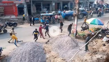 बांदा: क्योटरा तिराहे के पास प्राइवेट बस के चालक व कंडक्टर ने एक यात्री और उसके साथियों से की मारपीट, वीडियो हुआ वायरल