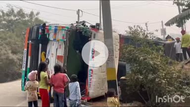 डुमरांव: पुराना भोजपुर के पास गिट्टी और डस्ट से लदा ट्रेलर पलटा, चालक और खलासी ने कूदकर जान बचाई