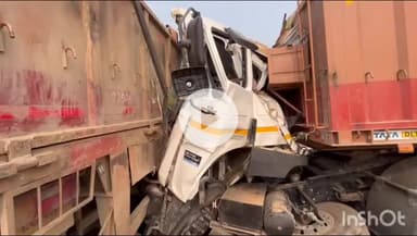 डुमरांव: नावाडेरा के पास ट्रेलर चालक ने दूसरे ट्रेलर को मारी टक्कर, केबिन क्षतिग्रस्त, चालक घायल