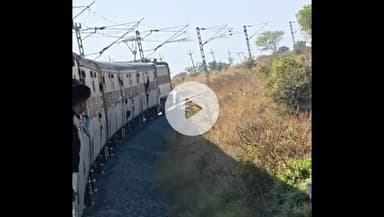 गुना नगर: म्याना भदौरा के बीच पैसेंजर ट्रेन रोक लोको पायलट ने किया टॉयलेट, वीडियो वायरल