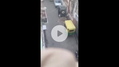 झांसी: ओरछा गेट वाल्मीक समाज मंदिर के पास खुलेआम ई-रिक्शा में गांजा बेचते हुए वीडियो हुआ वायरल