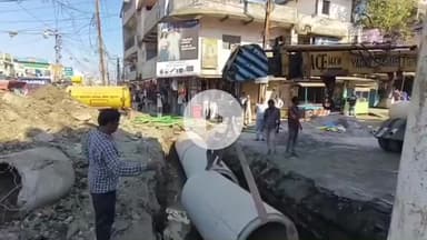 बीना: सर्वोदय चौराहे पर पुलिया निर्माण के लिए पाइप डालने का काम शुरू, अधिकारियों ने जल्द काम पूरा करने के निर्देश दिए