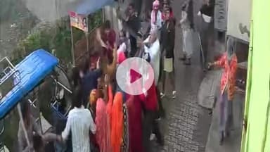 मथुरा: मथुरा में रंजिश के चलते पथराव और तमंचे व राइफल से गोलियां चलाने के आरोप में 10 आरोपियों को हिरासत में लिया गया