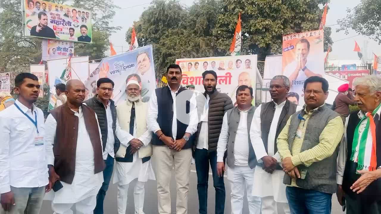 जननायक श्री @RahulGandhi जी को सुनने
को सुनने बड़ी संख्या में लोग पहुँच चुके है। 
वोट चोर गद्दी छोड़ महारैली यह भीड़ नहीं चेतवानी है।
#वोट_चोर_गद्दी_छोड़