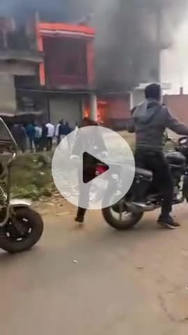 करछना: कौंधियारा-करछना मार्ग पर स्थित पाल क्लीनिक में शॉर्ट-सर्किट से लगी आग, सारा सामान जलकर हुआ राख