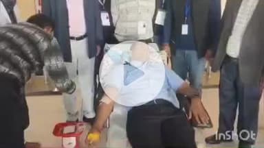 बलरामपुर: अग्रसेन मंदिर में मेगा स्वैच्छिक रक्तदान शिविर में जिलाधिकारी ने किया रक्तदान