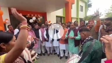 इटावा: बीजेपी के नए प्रदेश अध्यक्ष के निर्वाचन पर जिला कार्यालय में भाजपाइयों ने मनाया जश्न