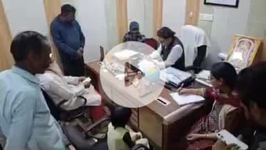 झांसी: झांसी की न्याय पंचायत रक्सा में लगा नि:शुल्क स्वास्थ्य शिविर, सैकड़ों लोगों ने लाभ उठाया