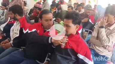 गुना नगर: पत्रकार भवन में ज़िले के समाचार पत्र वितरकों को जैकेट बांटे गए, समाजसेवी ने कहा- ये संदेश दूत हैं